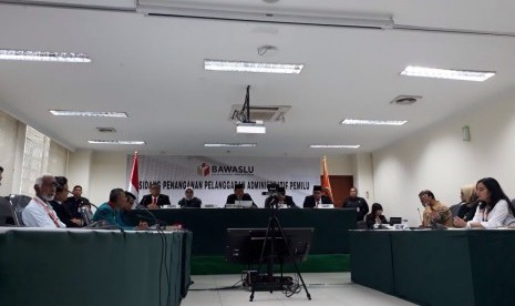 Sidang putusan dugaan pelanggaran pendaftaran calon peserta Pemilu 2019 dihadiri perwakilan 10 pelapor dari sembilan partai politik, Rabu (15/11).