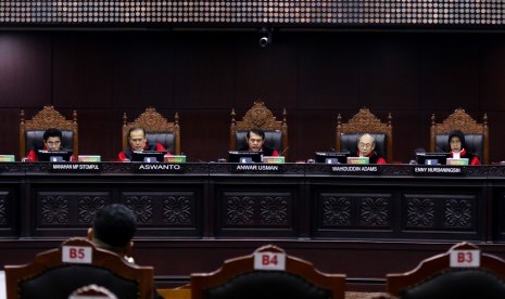 Sidang putusan perkara MK. Ketua Majelis Hakim Mahkamah Konstitusi (MK) Anwar Usman (tengah) didampingi (kiri ke kanan) Hakim Konstitusi Manahan MP Sitompul, Aswanto, Wahiduddin Adams, dan Enny Nurbaningsih membacakan putusan perkara di gedung Mahkamah Konstitusi, Jakarta, Rabu (27/2).