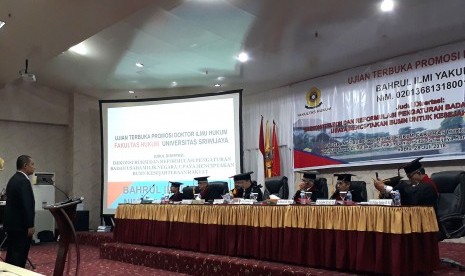 Sidang terbuka ujian doktor Bahrul Ilmi Yakup pada Program Studi Ilmu Hukum Fakultas Hukum Universitas Sriwijaya (FH Unsri), Sabtu (28/7) di kampus Unsri Bukit Besar yang dipimpin Dekan Fakultas Hukum Unsri Febrian dengan promotor Amzulian Rifai guru besar FH Unsri yang juga Ketua Komisi Ombudsman.