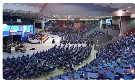 Sidang Terbuka Wisuda Ketiga Institut Teknologi Bandung (ITB) Tahun Akademik 2021/2022 digelar pada Sabtu (23/7/2022). Wisuda pertama yang digelar secara luring pada masa Pandemi Covid-19 ini diselenggarakan kembali di Sasana Budaya Ganesa ITB.