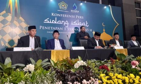 Ketua MUI Prof KH Asrorun Niam Sholeh (pertama kiri) mengajak umat perekat kebersamaan di Idul Fitri