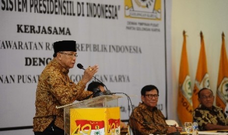 Sidharto Danusubroto (kiri) memberikan sambutan saat membuka Focus Group Discussion di Jakarta, Rabu (4/11).