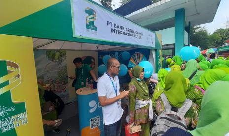 Warga NU yang menghadiri acara Resepsi Puncak Satu Abad NU mengunjungi booth Artha Graha Internasional di Stadion Gelora Delta Sidoarjo, Selasa (7/2/2023). 