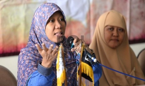 Sikap Musimah Hizbut Tahrir. Juru bicara Muslimah Hizbut Tahrir Indonesia (MHTI) Iffah Ainurrochmah (kiri) memberikan paparan saat konferensi pers terkait permasalahan pengungsi Rohingya di Jakarta, Jumat (26/6).