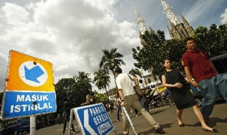 Sikap penuh toleransi terhadap agama lain merupakan hal esensial dalam kehidupan.