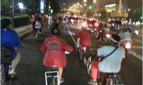 SILBC bersama beberapa komunitas sepeda melakukan gowes malam bertema merah putih (9/11).