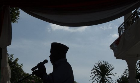   Siluet Cawapres dari pasangan Prabowo-Hatta, Hatta Rajasa memberi pidato dalam Deklarasi Nasional di Rumah Polonia, Jakarta, Kamis (29/5).  (Antara/Rosa Panggabean)