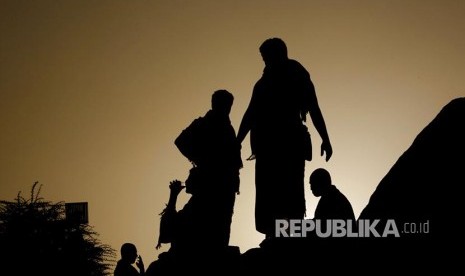 Aryani Arifuddin Haru Ketika Matahari Tenggelam di Arafah. Foto: Siluet Jamaah haji menuruni Jabal Rahmah saat berwukuf di Padang Arafah, Makkah, Arab Saudi, Sabtu (10/8). Sekitar 2 juta jamaah haji dari berbagai negara  berwukuf di tempat ini sebagai salah satu syarat sah berhaji.