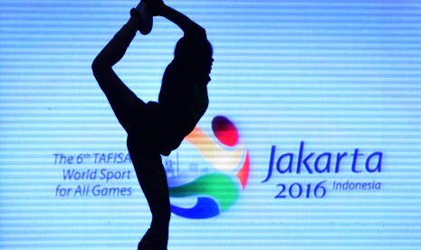 Siluet pemandu sorak berlatih menjelang Tafisa World Cheer Games dan Asian Cheerleading Championship 2016 dalam The 6th TAFISA World Sport for All Games di Ecovention, Ancol, Jakarta, Kamis (6/10). 