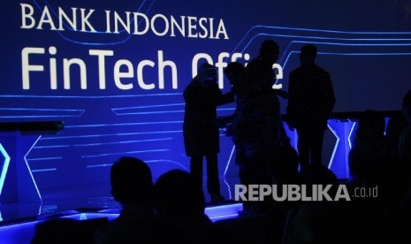  Siluet pengunjung saat peluncuran Fintech Office di kantor Bank Indonesia (BI), Jakarta, Senin (14\11). 