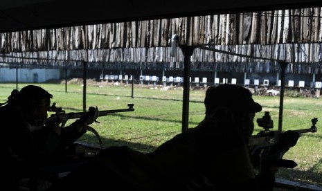 Siluet petembak mengikuti Pelatnas SEA Games 2017 di Lapangan Tembak, Senayan, Jakarta, Jumat (28/7). Pengurus Besar Persatuan Menembak dan Berburu Indonesia (PB Perbakin) menerjunkan enam atlet menembak dalam SEA Games 2017 Malaysia.