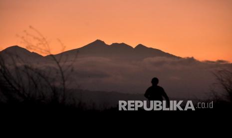 Siluet puncak Gunung Rinjani, (ilustrasi). Taman Nasional Gunung Rinjani kembali membuka pendakian.