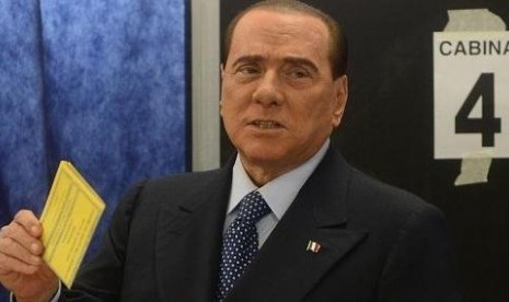 Silvio Berlusconi memberikan suara di Milan dalam Pemilu Italia yang digelar Ahad (24/2/2013)