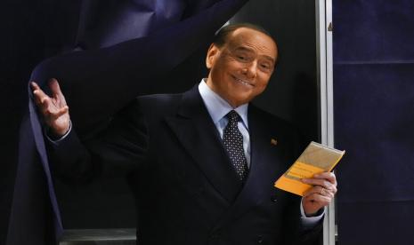 Silvio Berlusconi, pemimpin kanan-tengah, populis Forza Italia keluar dari bilik suara sebelum memberikan suaranya di sebuah tempat pemungutan suara di Milan, Italia, Minggu, 25 September 2022. Tepat pada waktunya untuk merayakan ulang tahunnya yang ke-86, mantan pemain Italia itu Perdana Menteri Silvio Berlusconi kembali ke parlemen Italia, memenangkan kursi di Senat hampir satu dekade setelah dilarang dari jabatan publik karena tuduhan penipuan pajak.