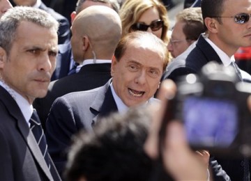 Silvio Berlusconi (tengah)