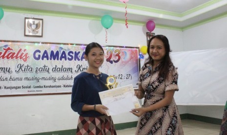 Sima (kiri) saat menerima piala penghargaan sebagai juara lomba vocal solo.