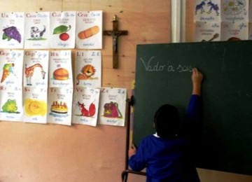 Simbol salib dalam sebuah kelas di sekolah dasar di Italia (Illustrasi)