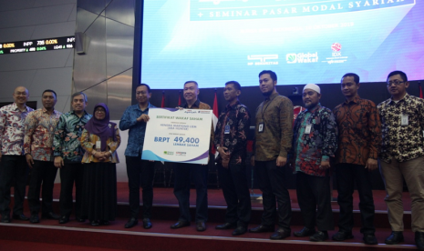 Simbolisme penyerahan saham wakif pertama produk Wakaf Saham Global Wakaf dan Henan Putihrai.