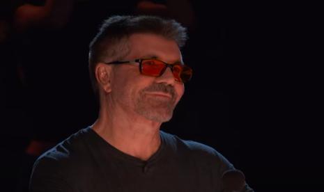 Simon Cowell saat menyaksikan penampilan Putri Ariani di babak final AGT 2023, Rabu (27/9/2023) waktu Indonesia. 