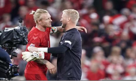 Simon Kjaer dari Denmark, kiri, dan Kasper Schmeichel, merayakan setelah pertandingan sepak bola UEFA Nations League antara Denmark dan Prancis di Stadion Parken di Kopenhagen, Denmark, Ahad, 25 September 2022. Denmark menang 2-0. 