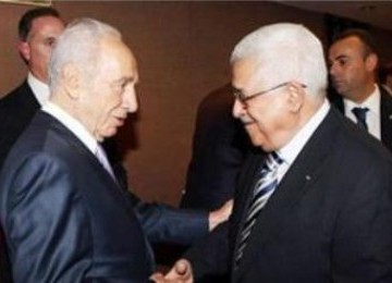 Simon Peres (kiri) berjabat tangan dengan Mahmoud Abbas (kanan