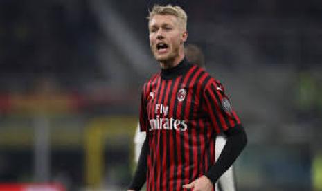 Simon Kjaer. Fiorentina mempertimbangkan untuk membajak bek tengah milik AC Milan, Simon Kjaer pada jendela transfer musim panas ini.