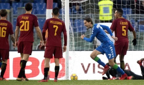 Simone Missiroli (kanan) merayakan gol ke gawang AS Roma, Sabtu (30/12). 