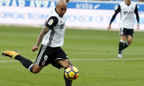 Simone Zaza pada laga Valencia kontra Alaves di pada pekan kesepuluh La Liga di Mendizorroza, Vitoria-Gasteiz, Sabtu (28/10).