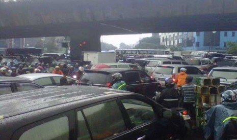 Simpang Lima Senen lumpuh akibat dari adanya banjir di Jalan Letjen Soeprapto, Jakarta Pusat, Kamis (17/1).