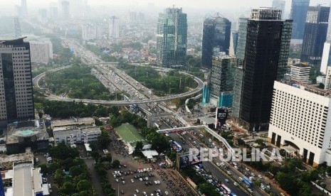 Simpang Susun Semanggi yang menghubungkan ruas jalan Sudirman dan Gatot Subroto Jakarta saat ini dalam proses finishing, Jumat (14/7).