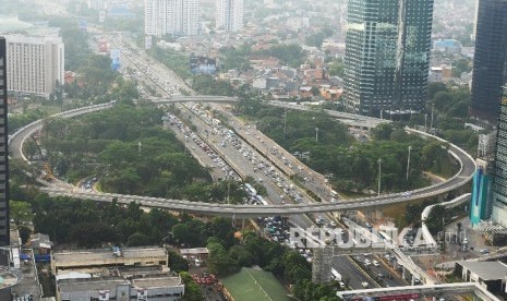 Simpang Susun Semanggi yang menghubungkan ruas jalan Sudirman dan Gatot Subroto Jakarta saat ini dalam proses finishing, Jumat (14/7). 