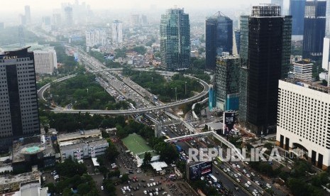 Simpang Susun Semanggi yang menghubungkan ruas jalan Sudirman dan Gatot Subroto Jakarta saat ini dalam proses finishing, Jumat (14/7). 