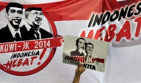 Simpatisan calon Presiden-Wakil Presiden Joko Widodo-Jusuf Kalla, meneriakkan 'yel-yel' saat menghadiri Deklarasi Tim Pemenangan Calon Presiden-Wakil Presiden Joko Widodo-Jusuf Kalla 2014 di Lapangan Karebosi Makassar, Sulsel, Kamis (29/5).