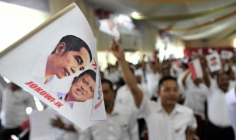 Simpatisan Capres-Cawapres Joko Widodo-Jusuf Kalla meneriakan 'yel-yel' saat melakukan deklarasi Gerakan Indonesia Hebat di Gedung Universitas 45 Makassar, Sulsel, Kamis (22/5). 