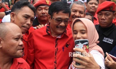 Bakal calon Gubernur Sumut Djarot Syaiful Hidayat (tengah)