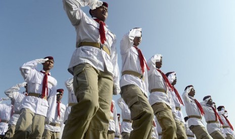   Simpatisan dari partai Gerindra melakukan defile saat upacara peringatan HUT ke-69 Kemerdekaan RI yang dipimpin Prabowo-Hatta, di Lapangan Nusantara Polo Club, Cibinong, Jabar, Ahad (17/8). (Antara/Prasetyo Utomo)