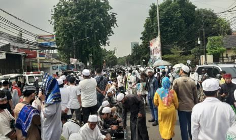 Simpatisan Imam Besar FPI Habib Rizieq Shihab memadati jalan KS Tubun, Jakarta Pusat, Selasa (10/11). 