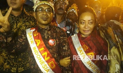 Simpatisan Jokowi dari Papua Barat hadir menyaksikan prosesi midodareni Kahiyang, Selasa (7/11).