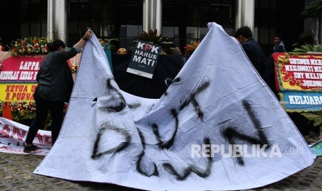 Simpatisan memasang spanduk bertuliskan KPK Shut Down di kantor KPK, Jakarta, Jumat (13/9/2019). 