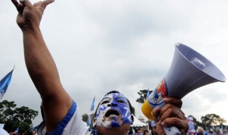 Simpatisan Partai Demokrat mengikuti kampanye terbuka di Lapangan Blok S, Jakarta, Ahad (30/3).