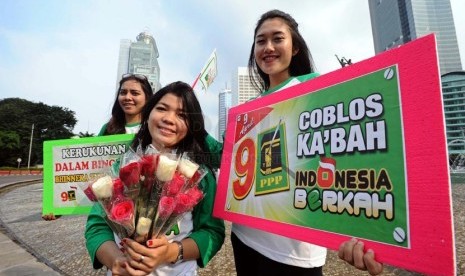 Simpatisan Partai Persatuan Pembangunan (PPP) melakukan aksi kampanye di Bundaran HI, Jakarta, Kamis (20/3).   (Republika/Tahta Aidilla)