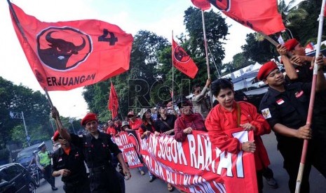  Simpatisan PDIP melakukan aksi longmarch dari Tugu Proklamasi menuju Istana di Jakarta, Rabu (19/6).   (Republika/Tahta Aidilla)