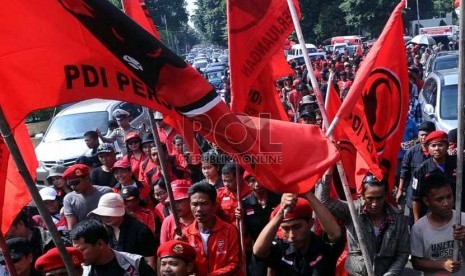  Simpatisan PDIP melakukan aksi longmarch dari Tugu Proklamasi menuju Istana di Jakarta, Rabu (19/6).   (Republika/Tahta Aidilla)