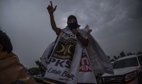 Simpatisan PKS mengikuti kampanye terbuka.