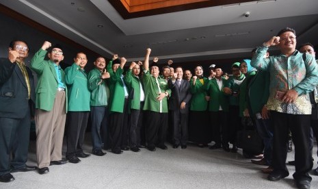 Simpatisan PPP mengangkat tangan sebelum berlangsungnya sidang gugatan perdata Ketua Umum PPP Muktamar Jakarta Djan Faridz kepada Presiden Jokowi, Menkopolhukam Luhut B Pandjaitan dan Menkumham Yassona Laoly terkait tidak dilaksanakannya putusan MA mengena