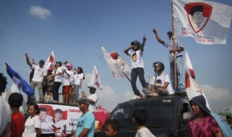 Simpatisan Prabowo-Hatta berjoget saat kampanye terbuka pemenangan Prabowo-Hatta di Lap. Klaling, Jekulo, Kudus, Jateng, Ahad (22/6). 