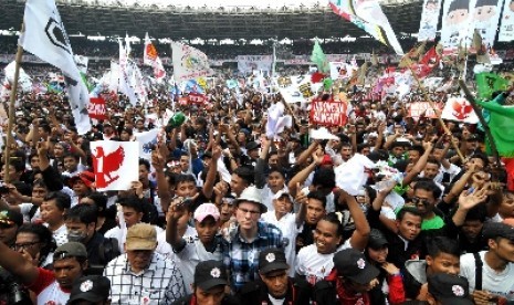 Simpatisan saat Kampanye Akbar pasangan Capres dan Cawapres nomor urut 1 Prabowo-Hatta Rajasa di Gelora Bung Karno, Jakarta, Ahad (22/6).