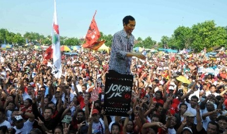 Simpatisan saat menghadiri kampanye Jokowi di Lapangan Rejomulyo, Madiun, Jawa Timur, Sabtu (28/6).