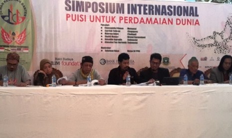 Simposium internasional dalam rangkaian acara Pertemuan Penyair Nusantara (PPN) X.