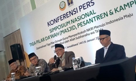 Simposium Nasional Dewan Dakwah Islam Indonesia (DDII) di Auditorium Abdulkahar Mudzakkir, Kampus Terpadu Universitas Islam Indonesia (UII), Senin (6/1).